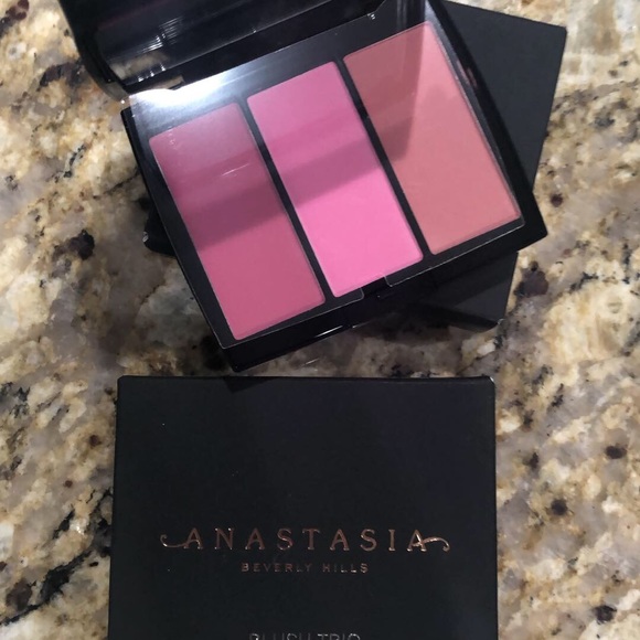 Makeup - Picture 2 of 5